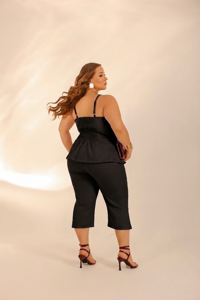 Conjunto Plus Size Blusa Peplum com Renda + Calça Capri Tam. 48/50 - Imagem 2